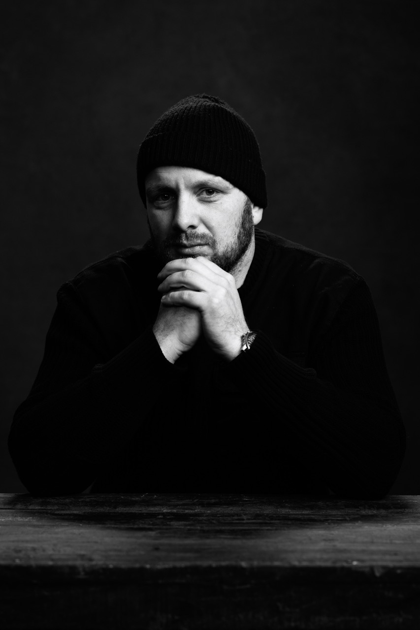 Zwart-wit foto van een man door Froukje Timmermans